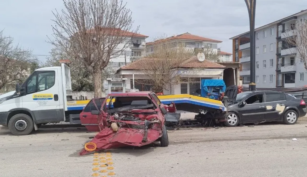 Çorum Alaca'da İki Otomobil Çarpıştı: Sürücüler Yaralandı