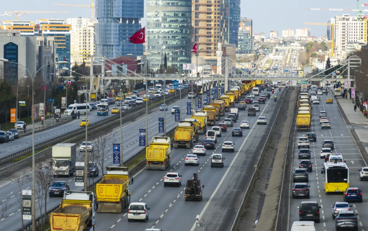 İBB'nin Kararı Hafriyatçıları İsyan Ettirdi! Yüzlerce Araç Yolları Kilitledi