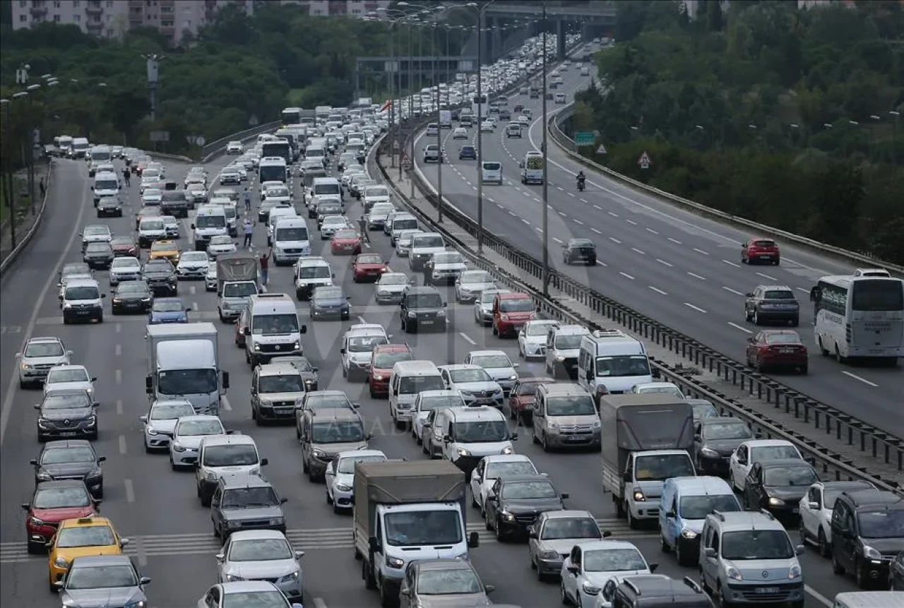 Pirelli'den Ramazan Bayramı Uyarısı: Yaz Lastiğine Geçmeyen Sürücüler İçin Tehlike Kapıda!