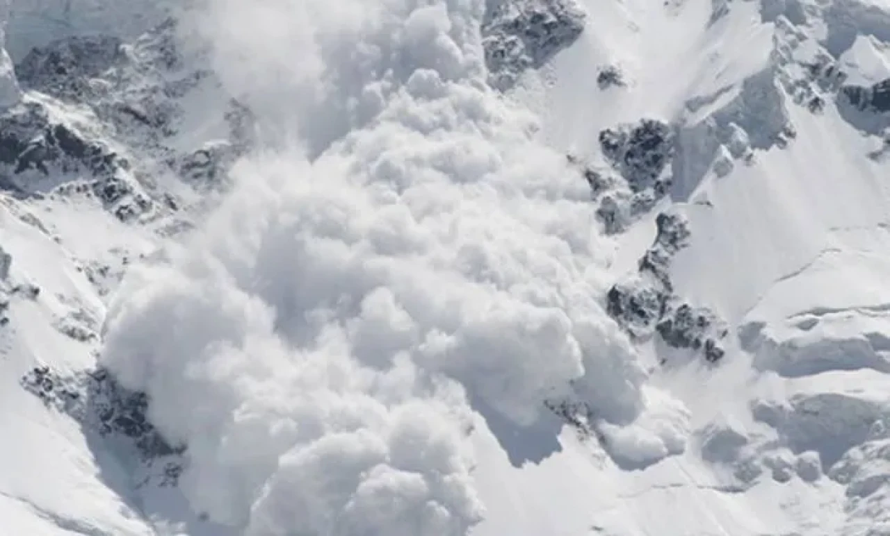 Rusya’da Dağlar Can Aldı: Çığ Altında 4 Kişi Hayatını Kaybetti