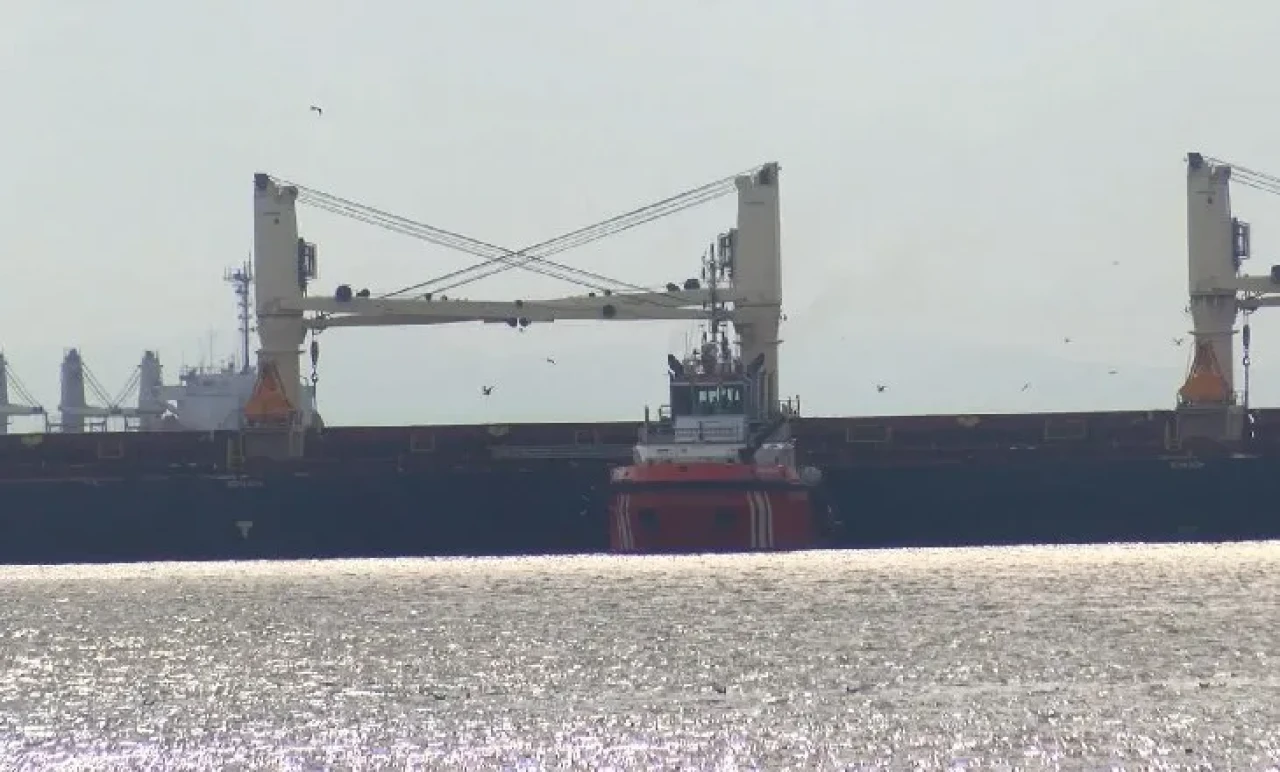 Boğaz’da Nefes Kesen Operasyon: Karaya Oturan Gemi İçin Zamanla Yarış Başladı!