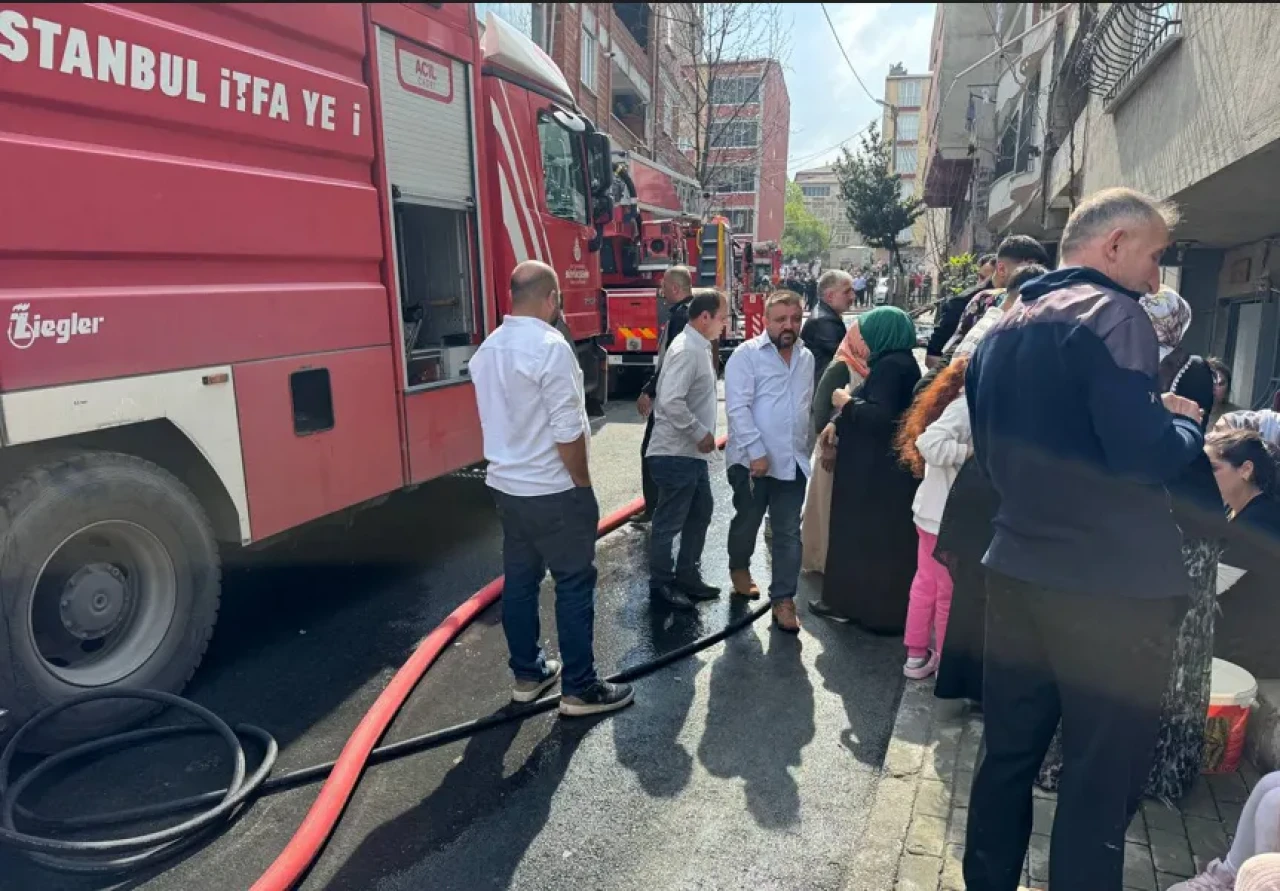 Avcılar'da Korkutan Çatı Yangını: Alevler İki Binayı Sardı