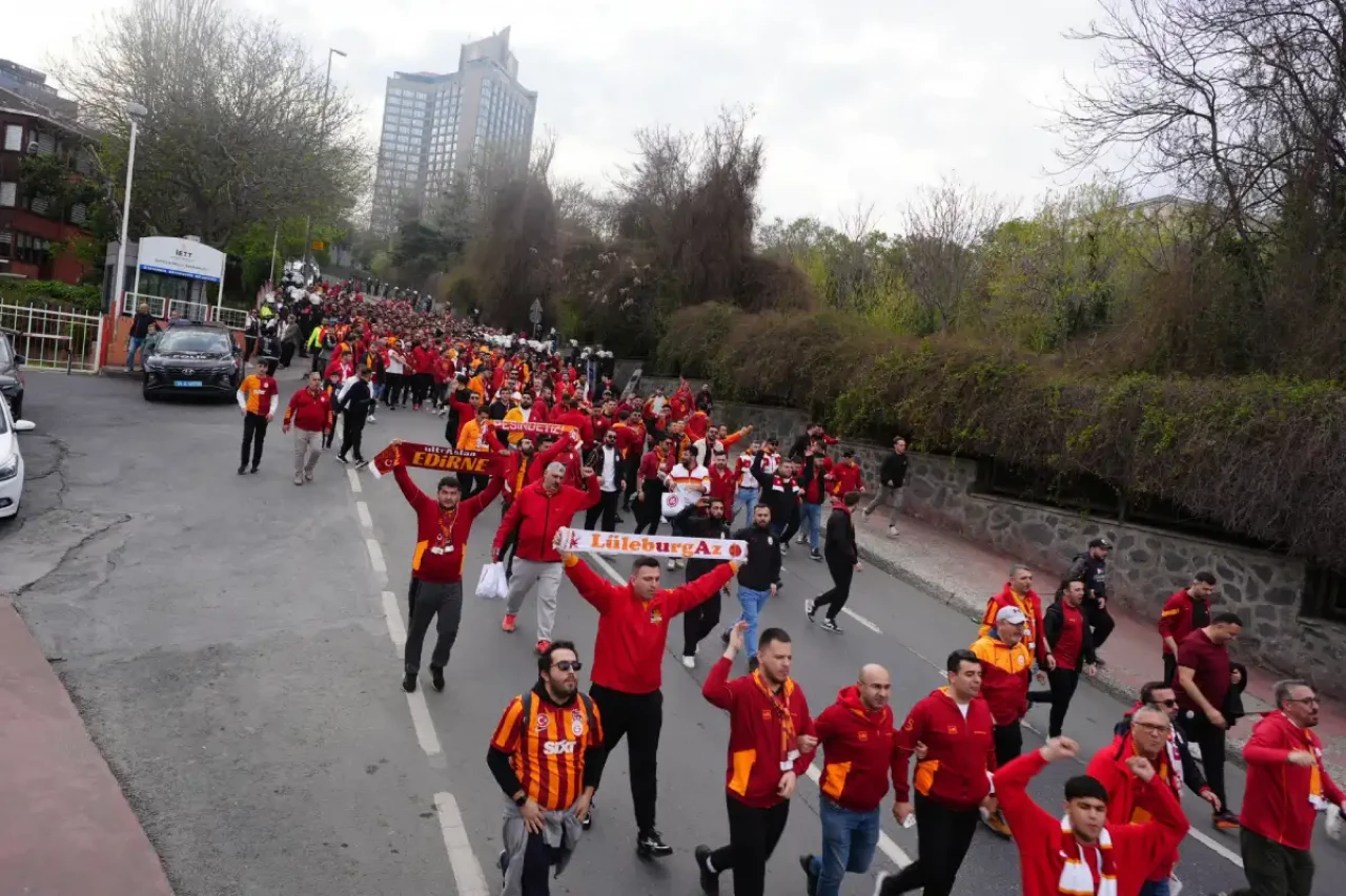 Galatasaray, Beşiktaş Derbisi İçin Tüpraş Stadı'na Doğru Yola Çıktı!