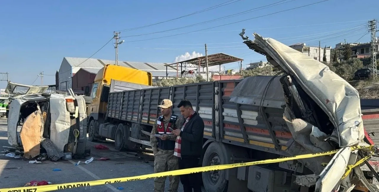 Feci Kaza! İşçileri Taşıyan Minibüs Tıra Çarptı: Acı Bilançoda 6 Can Kaybı