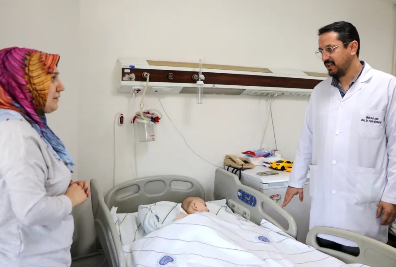 Erzurum'da 8 Aylık Bebeğin Böbreğinden 15 Gramlık Taş Çıkarıldı!