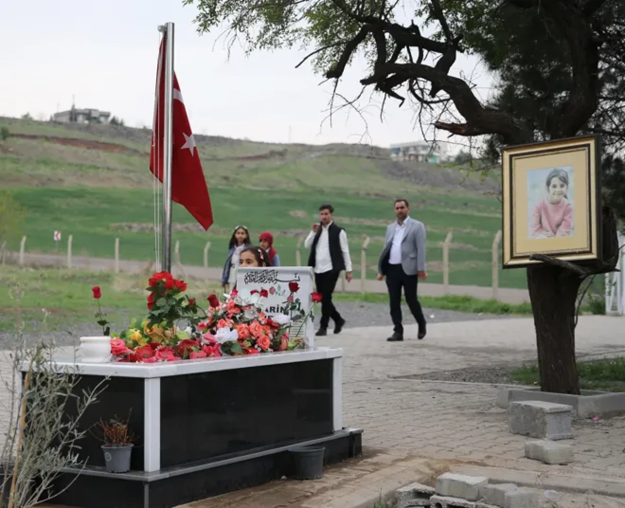 Minik Narin’in Mezarı Ramazan Bayramı’nda Ziyaretçi Akınına Uğradı