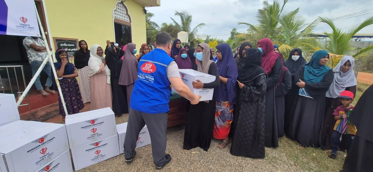 DİTİB ve TDV’den yürek ısıtan seferberlik: Ramazan'da 23 ülkeye yardım yağdı!