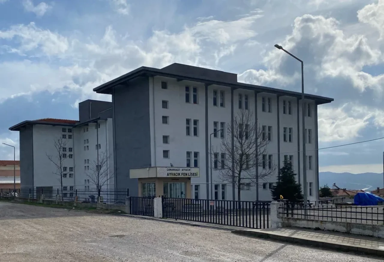 Çanakkale Ayvacık'ta Kayıp Lise Öğrencisi Güvenlik Kamerasında Görüldü: Arama Çalışmaları Sürüyor