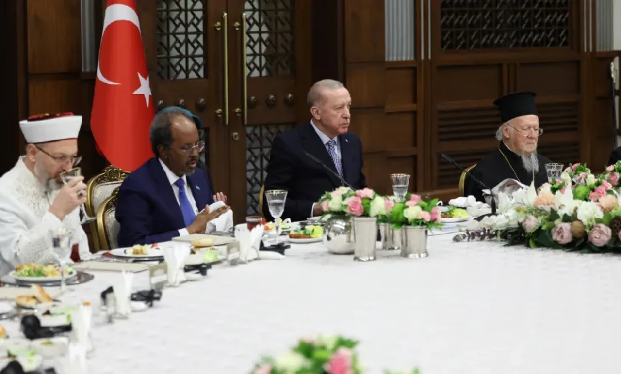 İftar sofrasında tarihi buluşma: Tüm inançlara kucak açan Türkiye vurgusu