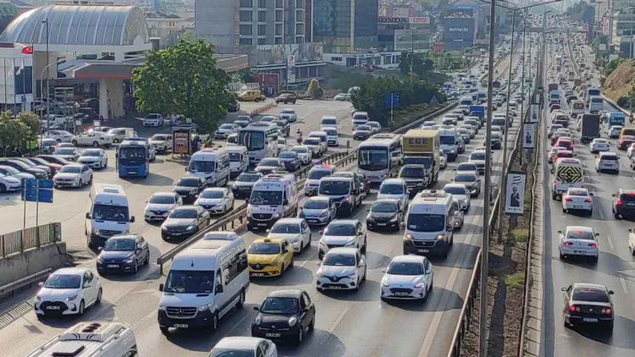 Bayramda İstanbul'da Ulaşım Alarmı: Toplu Taşıma ve Trafikte Yoğunluk Zirve Yaptı!
