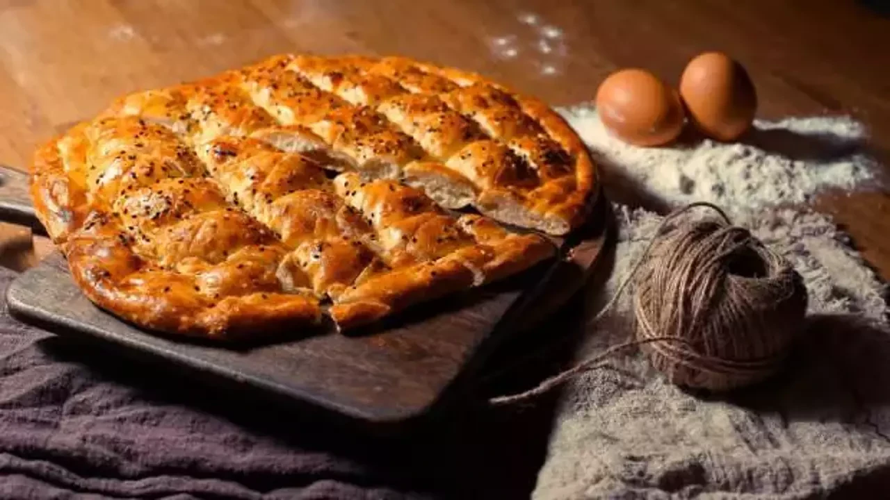 Ramazan Ayının Vazgeçilmezi: Evde Ustalara Taş Çıkartacak Dumanı Üstünde Çıtır Çıtır İftara Özel Nefis Yumurtalı Pide Nasıl Yapılır?