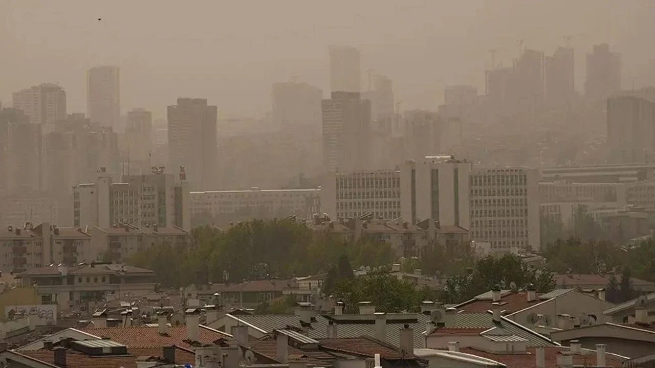 Meteoroloji peş peşe uyardı: Afrika tozu İstanbul’a taşındı sağanak çamur yağışı bekleniyor