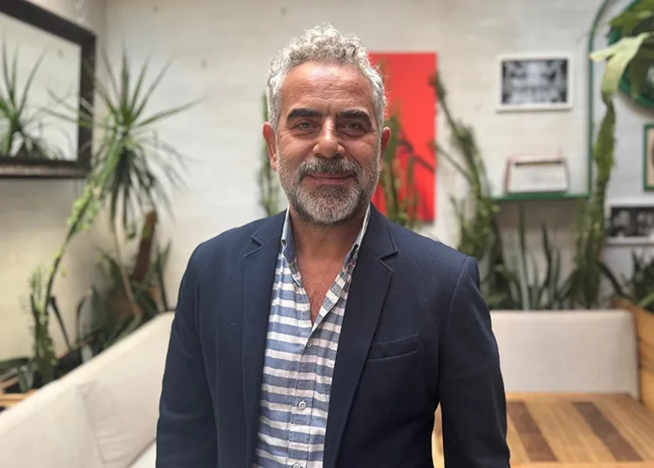 Yurdaer Okur Kiminle Evli, Eşi Kim, Evli mi, Eşi Kaç Yaşında, Çocuğu Var mı? Sanat ve Edebiyatla Harmanlanmış Bir Hayat