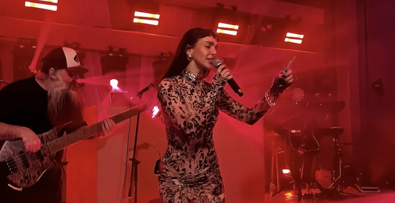 Aybüke Albere Sahneyi Yaktı! Leopar Kostümüyle Göz Kamaştırdı