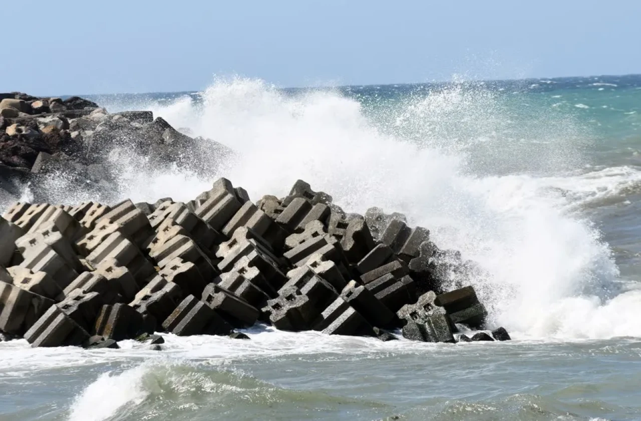 Akçakoca'da Şiddetli Rüzgar ve Dev Dalgalar Etkili Oldu