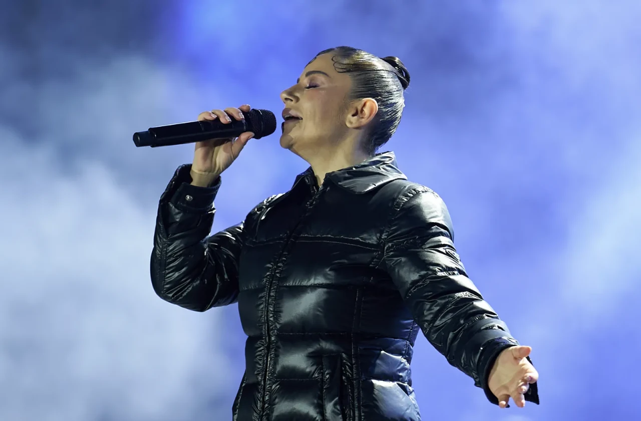 Merve Özbey Adana’yı Ayağa Kaldırdı! 100 Bin Kişi Aynı Anda Söyledi