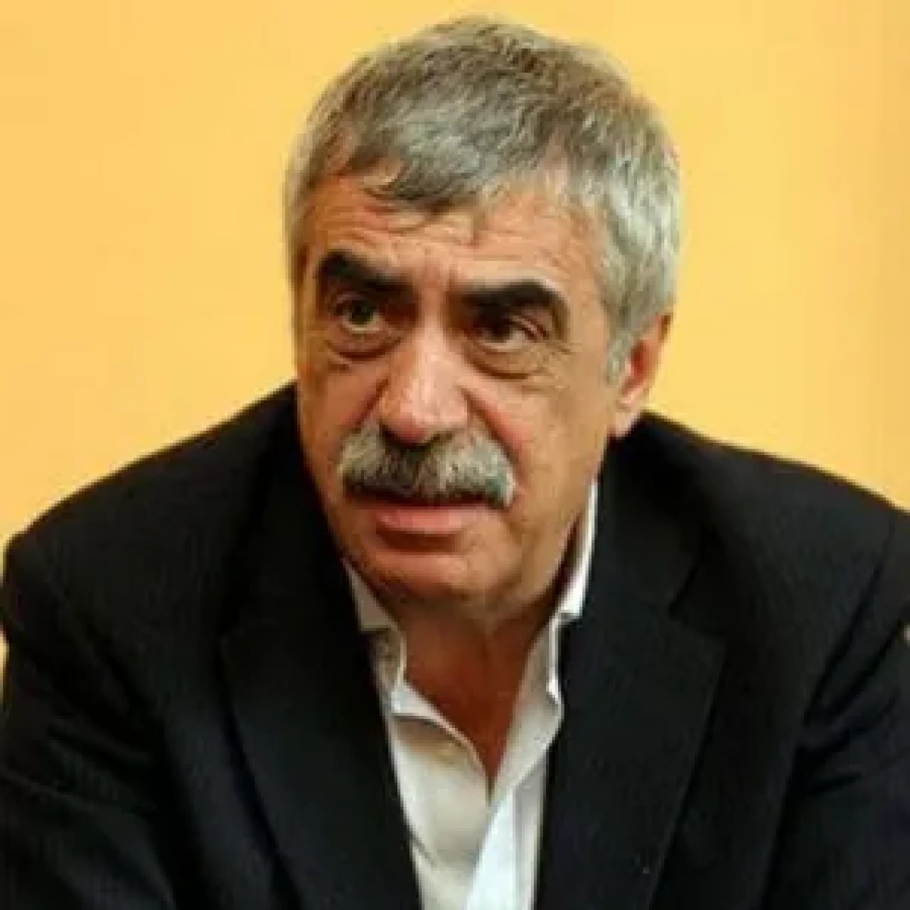 Sarp Kuray Kimdir, Kaç Yaşında, Aslen Nereli, Evli mi, Eşi Kim, Alevi mi, Mesleği Nedir?