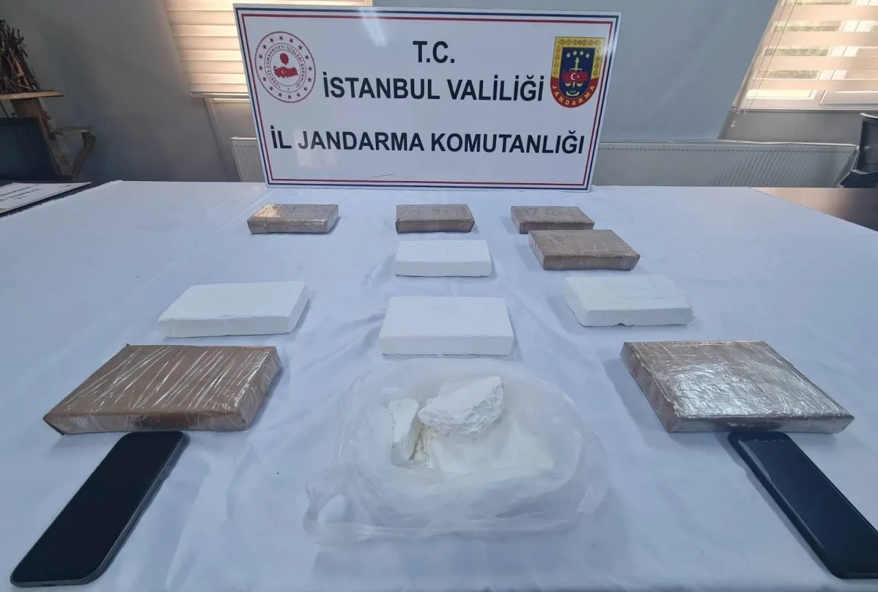 Jandarma’dan Uyuşturucuya Darbe: Eyüpsultan’da Şafak Baskınıyla 5 Gözaltı!