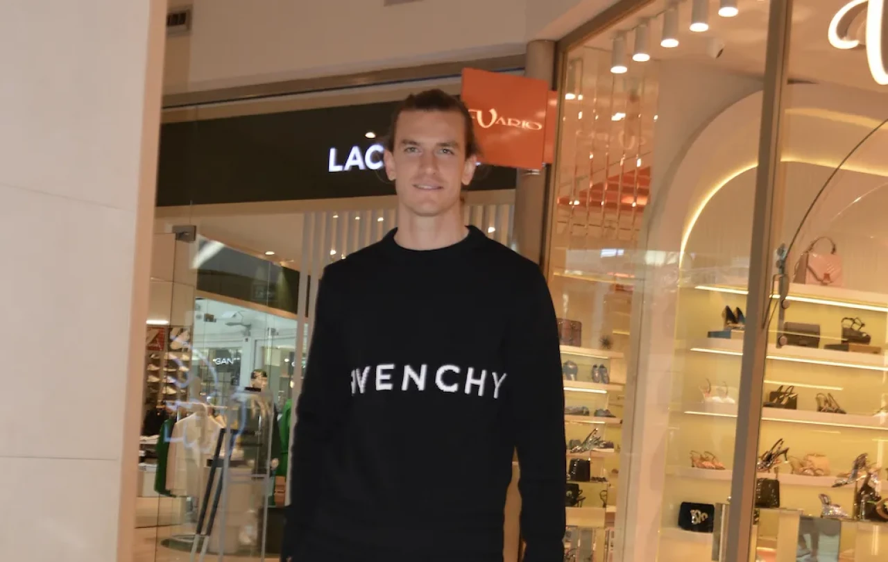 Atınç Nukan’ın Sosyal Mola Sırrı: Hem Alışveriş Yaptı Hem Dostlarıyla Buluştu