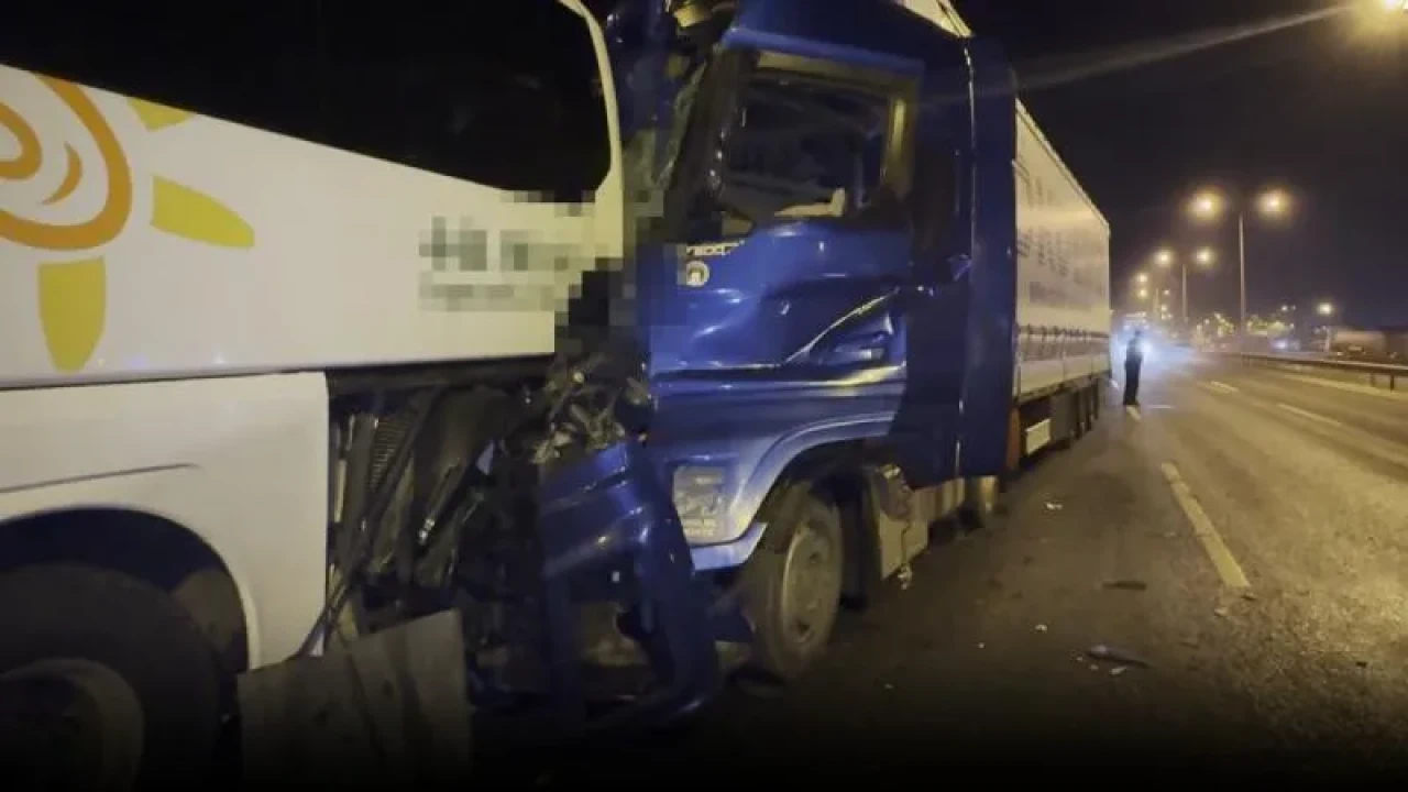 Çanakkale Dönüşü Faciadan Dönüldü! Emniyet Şeridindeki Otobüse Tır Çarptı