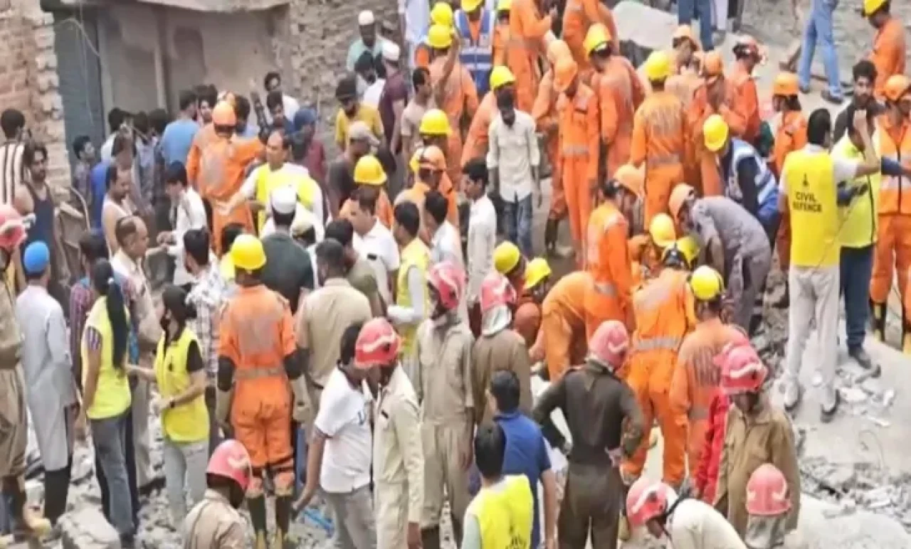 Hindistan’da Kaçak Yapı Can Aldı! 4 Katlı Bina Çöktü, 11 Ölü