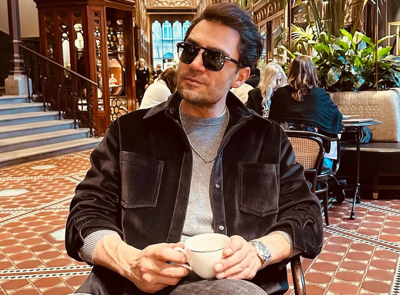 Ünlü Şarkıcı Yaşar İpek Gözyaşlarıyla Sahneye Döndü: “Bir Değil, Binim Gitti”