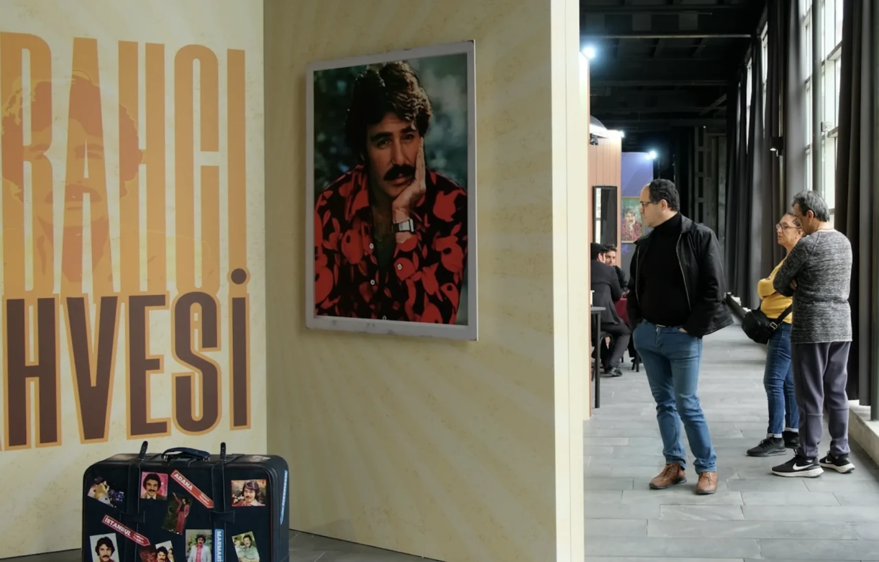 Ferdi Tayfur’un Ruhu Adana’da Can Buldu: Sabahçı Kahvesi Sergisine Akın Var!