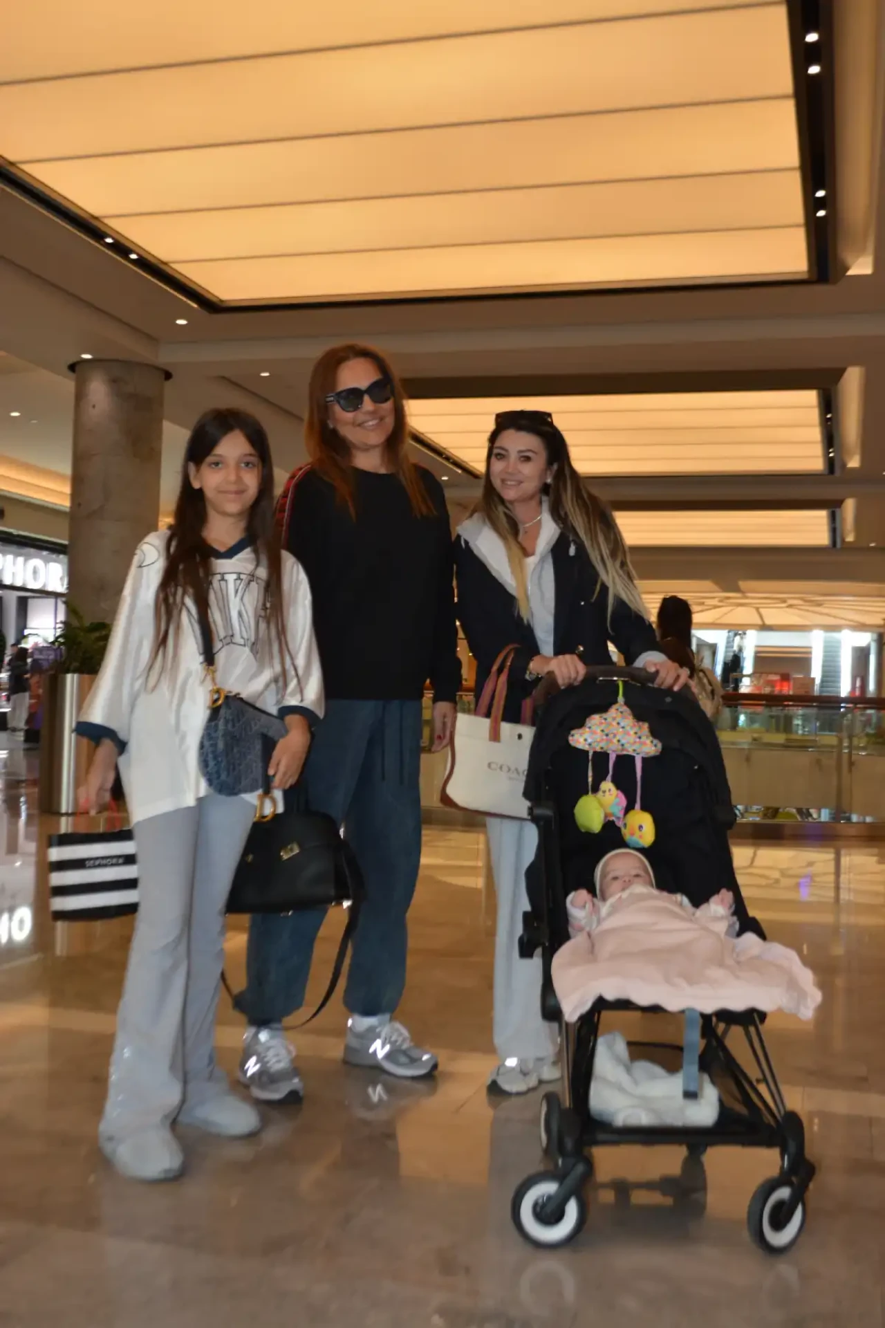 Ünlü Şarkıcı Demet Akalın ve Kızı Hira'dan İstinyePark’ta Şıklık Yarışı!