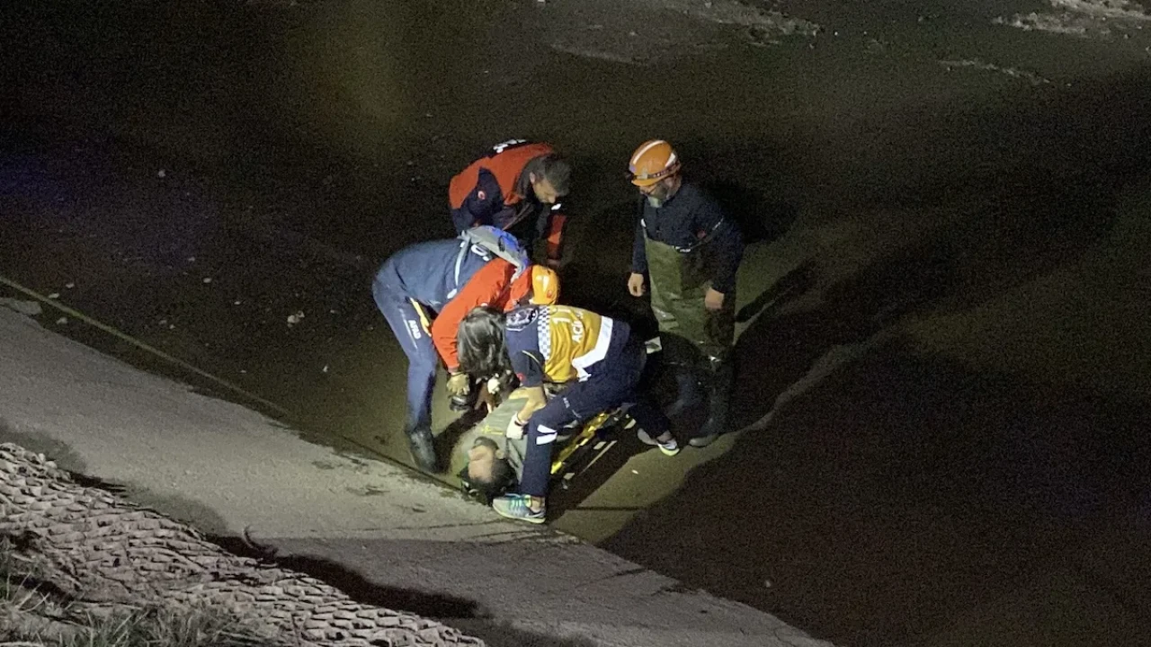 Eskişehir’de Akılalmaz Gece! Porsuk Çayı’na Atlarken Balçığa Saplandı