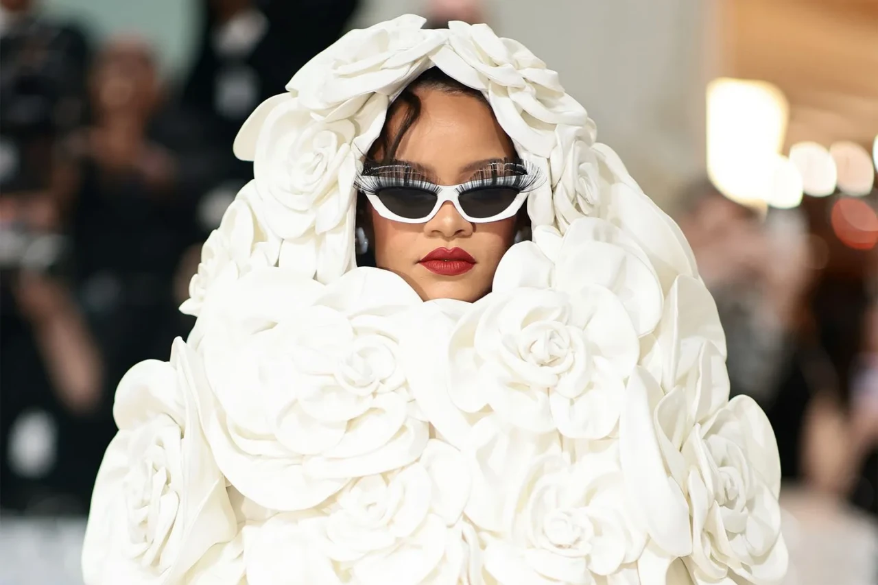 25 Kiloluk Elbise, Papa Kıyafeti ve Daha Fazlası: Rihanna'nın En Efsanevi Met Gala Anları!