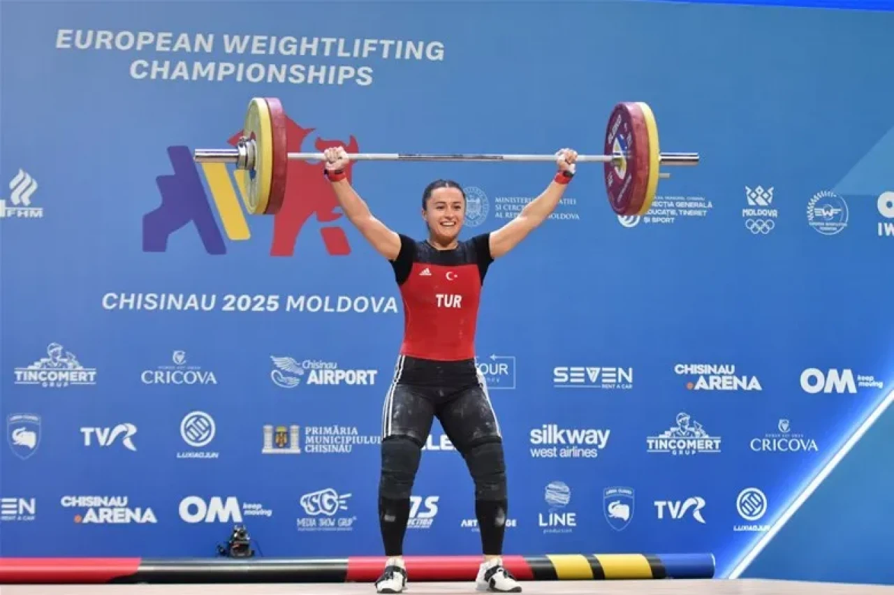 Kadın Halterinde Zirveye Bir Adım: Aysel Özkan Altını Kaptı, Gümüşle Taçlandırdı!