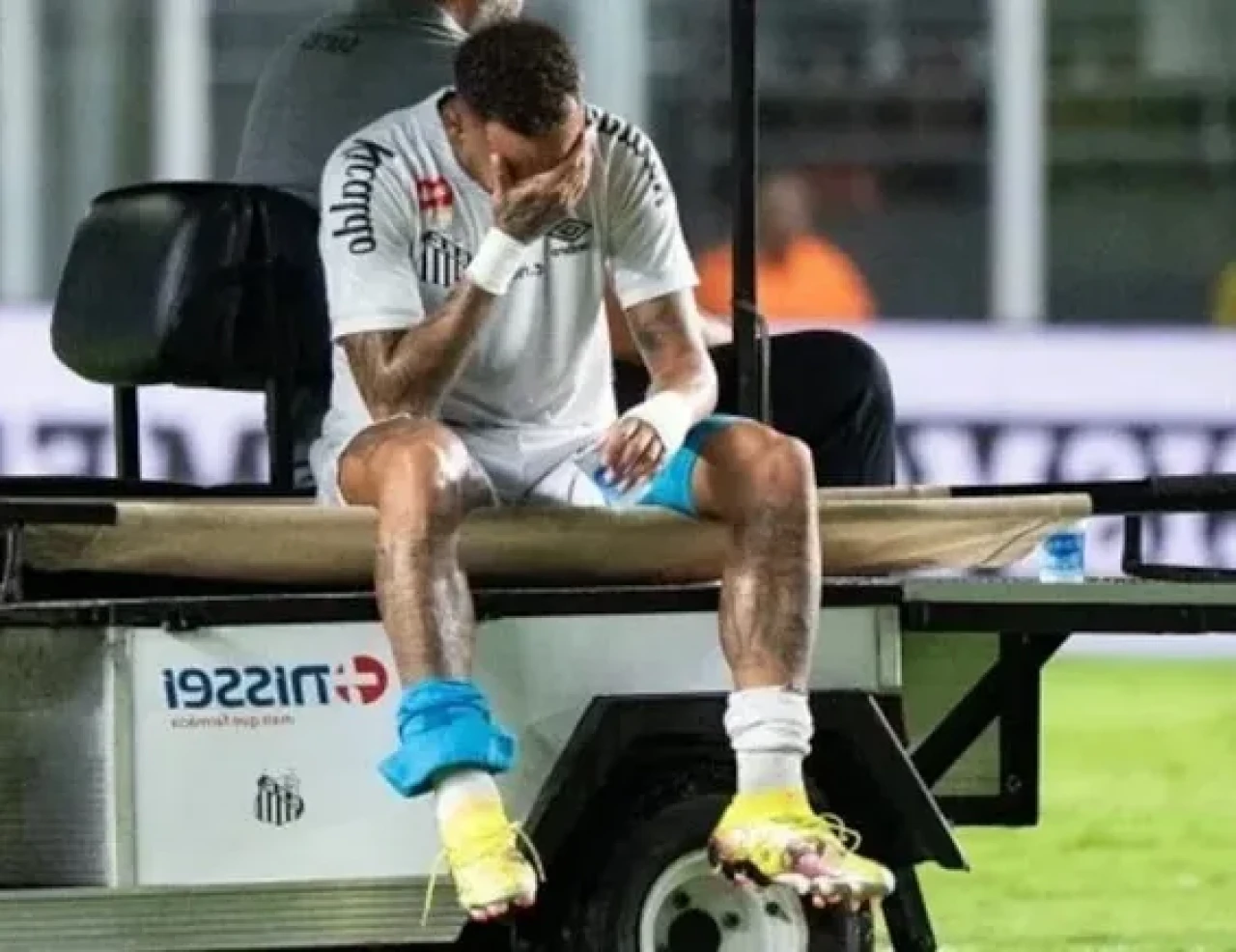 Neymar'ın Sakatlıkları Dur Durak Demeden Devam Ediyor: Gözyaşları İçinde Sahayı Terk Etti