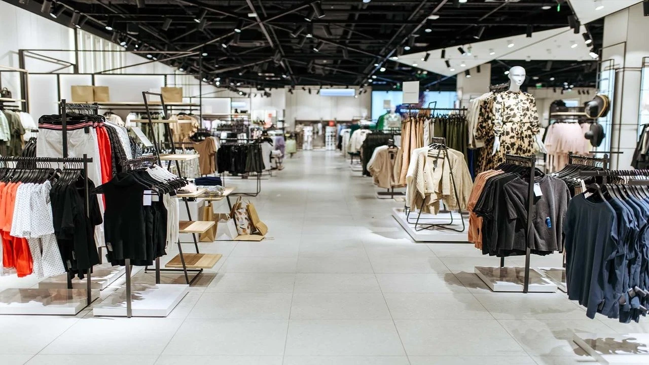 Kadıköy’de Şok Hırsızlık! 110 Bin Liralık Montu Alıp Kaçtı