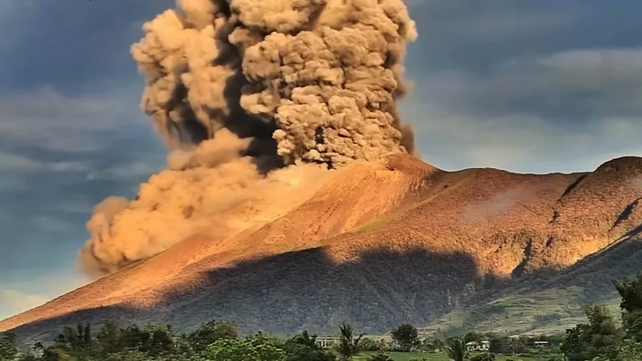 Kanlaon Yanardağı Uyandı! Gökyüzünü 4 Bin Metreye Kadar Kül Kapladı