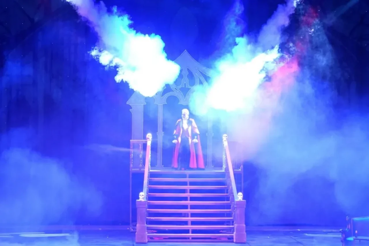 Adana Kültür Yolu Festivali'nde Tiyatroya Coşkulu Başlangıç: "Dracula Bir Dehşet Komedisi" Ayakta Alkışlandı