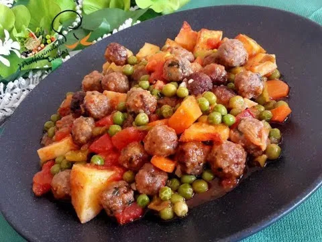 Bir Tabak Mutluluk: Fırında Sebzeli Misket Köfteyle Evinizi Mis Gibi Kokutun!