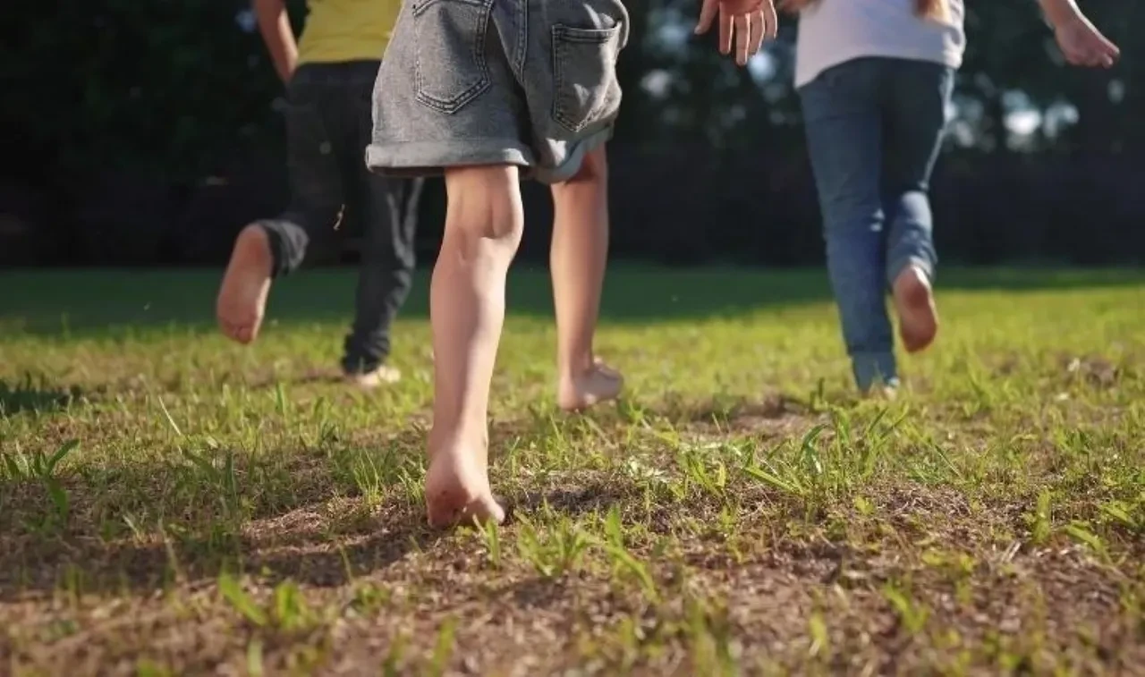 Toprakla Temas Et, Stresten Kurtul: Çıplak Ayakla Yürümenin Bilimsel Mucizeleri