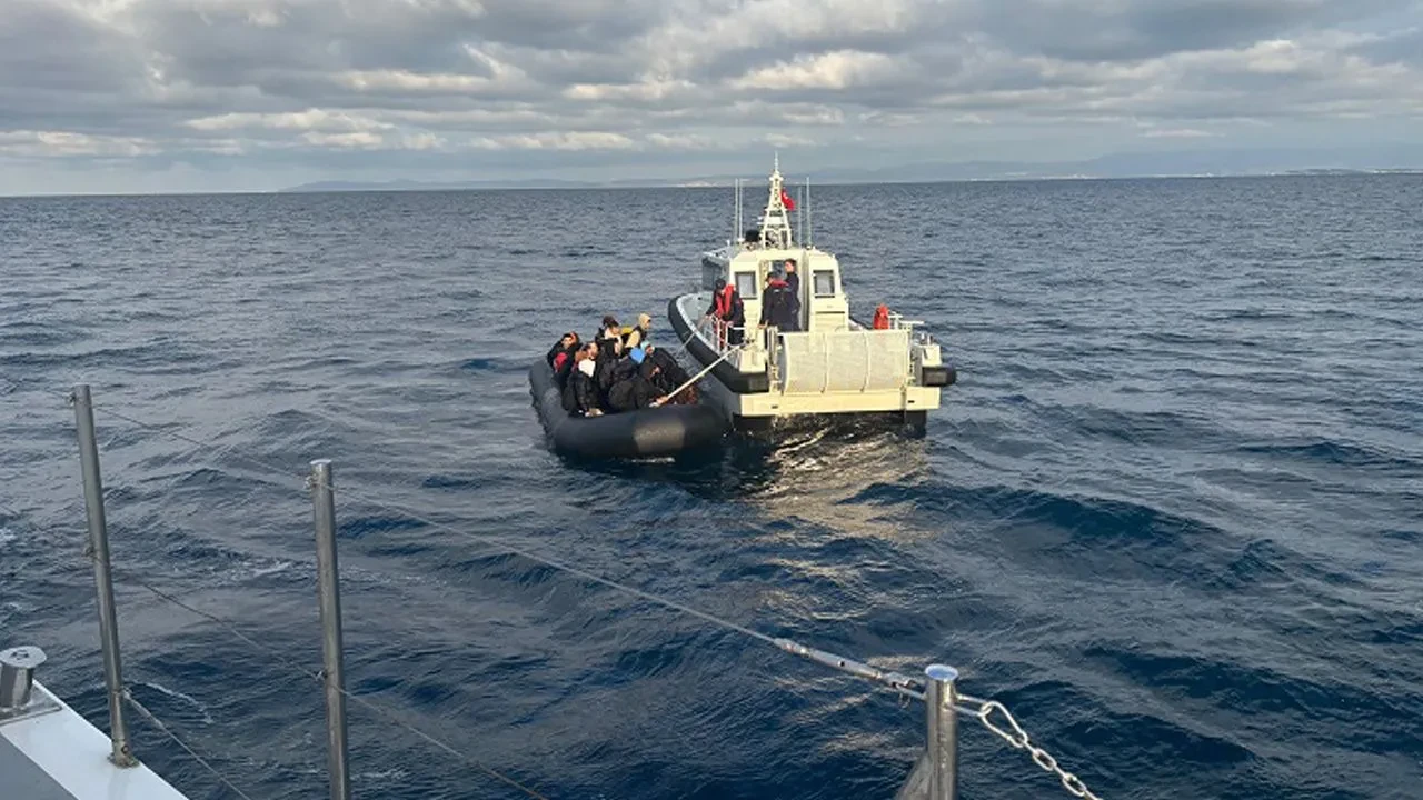Tehlikeli Yolculuk Son Buldu! Çeşme'de 14'ü Çocuk 41 Düzensiz Göçmen Yakalandı