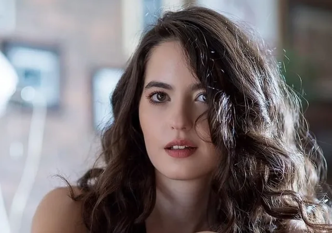 Ezgi Şenler’den Sürpriz Nişan! 19 Yıl Sonra Yeniden Buluştuğu Çocukluk Aşkıyla Evlilik Yolunda İlk Adım