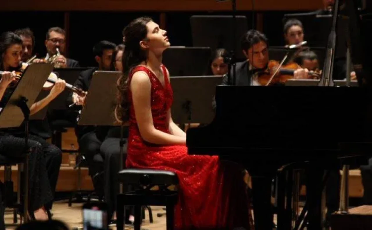 Dünyayı Peşinden Sürükleyen Türk Piyanist: İlyun Bürkev İstanbul’da!