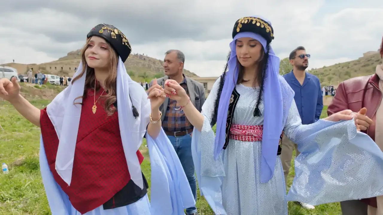 Renkli Kıyafetler, Mum Işıkları ve Halaylar: Ezidilerin Şırnak’taki Kırmızı Çarşamba Coşkusu Kameralara Yansıdı!