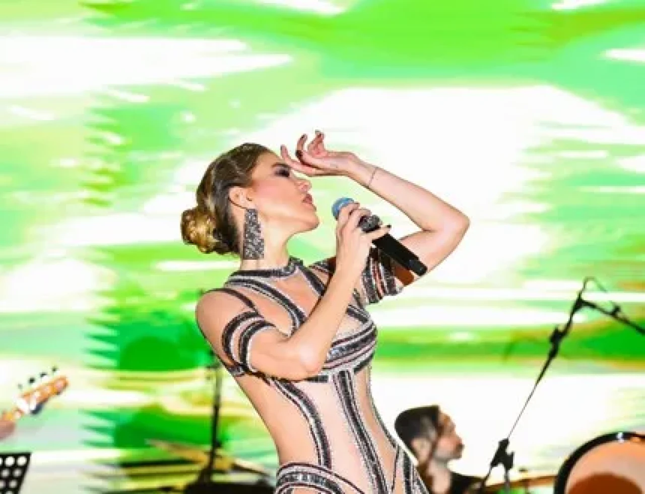 Gülben Ergen 20 Yıl Öncesine Döndü! Fit Görünümüyle Göz Kamaştırdı