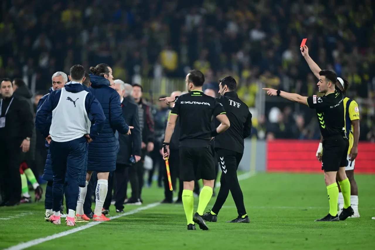 Fenerbahçe - Galatasaray Derbisinde Kırmızı Kart Görenler Ligde Forma Şansı Bulabilecek mi, Ceza Süper Ligi Etkiliyor mu?