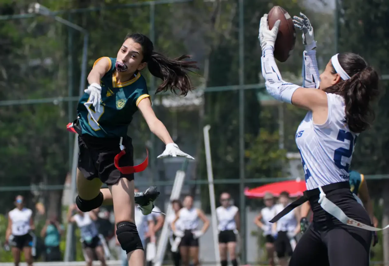 İzmir'de Kadınların Zafer Günü: Flag Futbol Şampiyonu Haydarpaşa Lisesi Oldu!