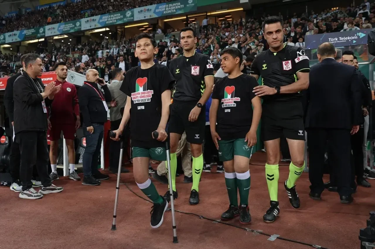 Türkiye Kupası Yarı Finalinde Duygulandıran An: Gazzeli Çocuklar Seremonide Yer Aldı