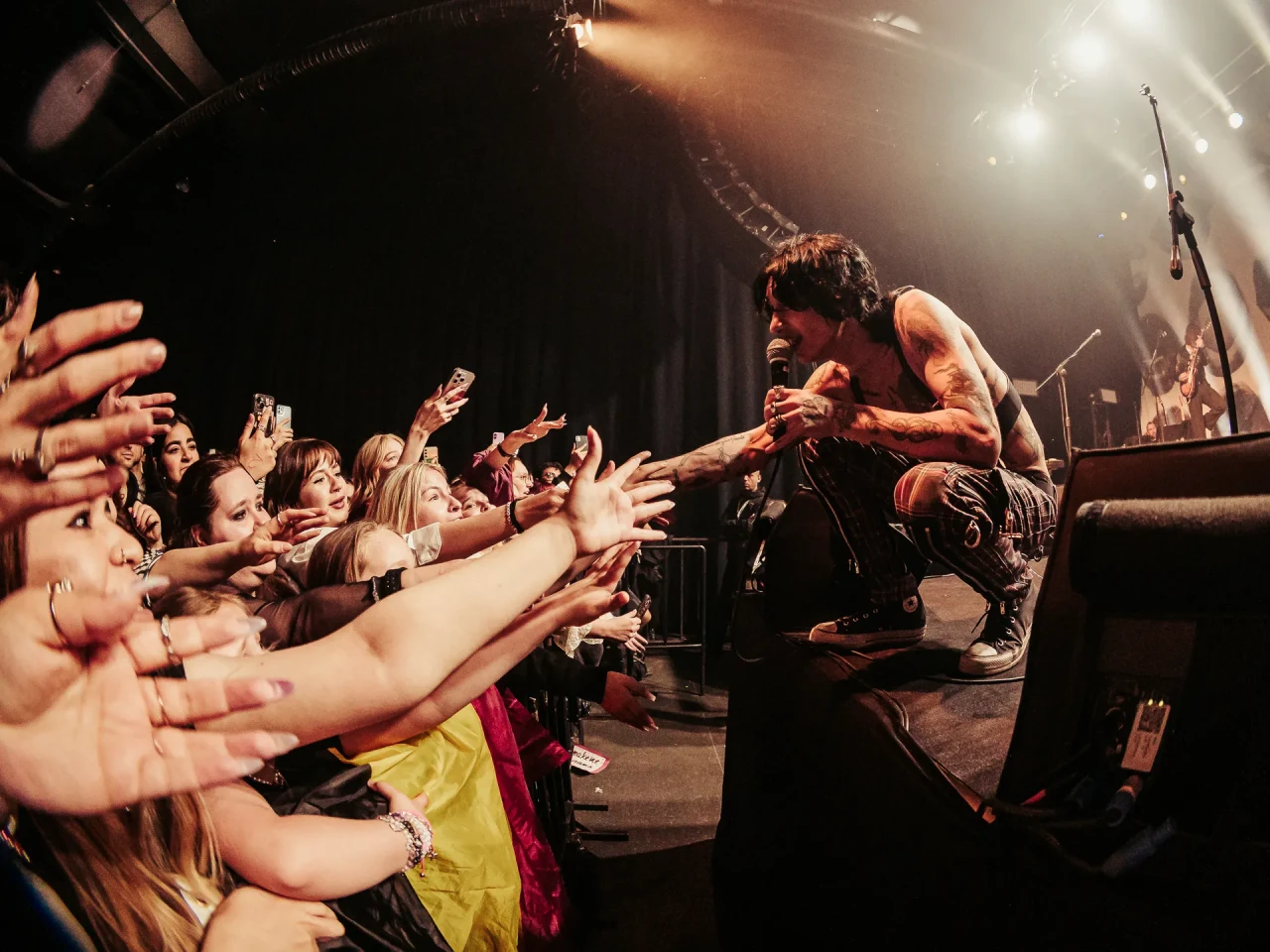 Palaye Royale İstanbul’da Sahneyi Yıktı Geçti: Şişme Botla Seyircilerin Üzerine Uçtu!