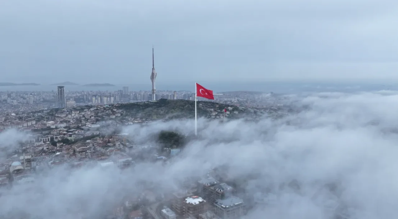 İstanbul’da Sabah Sisi Etkili Oldu: Boğaz ve Yüksek Binalar Görünmez Hale Geldi