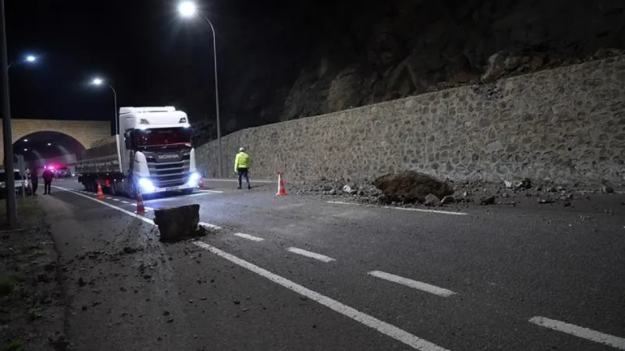 Yola Savrulan Kaya Kütleleri Korkuttu! Gümüşhane'de Heyelan Alarmı