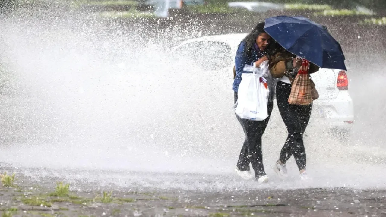 Meteoroloji Alarm Verdi! 12 İl İçin Şiddetli Yağış ve Fırtına Uyarısı