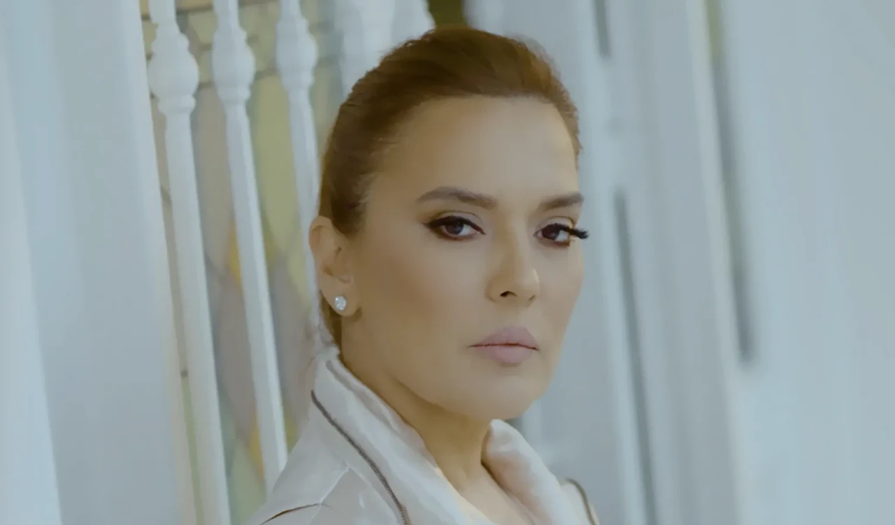 Demet Akalın’dan Müthiş Geri Dönüş: “Yalan mı?” ile Listelere Damga!